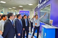 Các đại biểu tham quan, nghe giới thiệu về hệ sinh thái số.