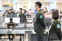 Áp dụng kiểm soát an ninh hàng không cấp độ 1.