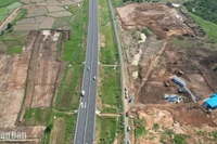 Triển khai san lấp mặt bằng thi công công trình trạm dừng nghỉ trên tuyến cao tốc bắc-nam.