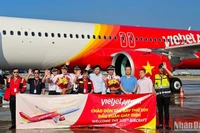Tàu bay A321neo ACF mới được chào đón bởi lãnh đạo, cán bộ nhân viên, phi hành đoàn Vietjet. 
