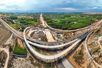 Tập đoàn Đèo Cả đã đề xuất Thủ tướng Chính phủ dự kiến cùng các doanh nghiệp trong nước hợp lực triển khai mở rộng các đoạn tuyến cao tốc bắc-nam phía đông theo phương thức đối tác công-tư (PPP).