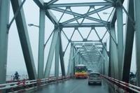 Hiện tại, cầu Chương Dương vẫn hoàn toàn bảo đảm khả năng chịu lực, hoạt động bình thường.