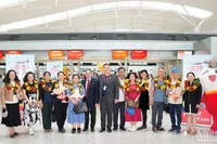 Phó Tổng lãnh sự Lào tại Thành phố Hồ Chí Minh Souvannaseng Amphay cùng lãnh đạo Vietjet tặng hoa và chúc mừng những hành khách đầu tiên trên chuyến bay khai trương từ Thành phố Hồ Chí Minh đi Vientiane.