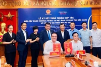 Đại diện Tập đoàn Central Retail Việt Nam và UBND tỉnh Bắc Giang ký thỏa thuận hợp tác về tiêu thụ vải thiều.