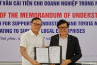Đại diện lãnh đạo Công ty ô-tô Toyota Việt Nam và Hiệp hội Công nghiệp hỗ trợ Việt Nam ký Biên bản ghi nhớ hỗ trợ doanh nghiệp hỗ trợ ô-tô.