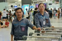 Anh Trần Xuân Thăng, nhân viên xe đẩy, thuộc Trung tâm Khai thác ga Nội Bài phát hiện 1 chiếc túi màu nâu treo trên xe.