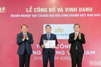 Ông Nguyễn Thế Bảo, Phó Tổng Giám đốc Vietnam Airlines, đại diện cho Vietnam Airlines nhận giải “Doanh nghiệp đạt chuẩn văn hóa kinh doanh Việt Nam".