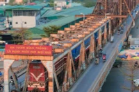 Nước sông Hồng dâng cao, đường sắt dừng chạy tàu qua cầu Long Biên
