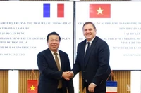 Bộ trưởng Xây dựng Trần Hồng Minh (trái) tiếp Bộ trưởng Giao thông Pháp Philippe Tabarot.