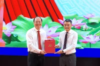 Ủy viên Bộ Chính trị, Bí thư Trung ương Đảng, Trưởng Ban Tổ chức Trung ương Lê Minh Hưng (phải) trao Quyết định của Bộ Chính trị cho đồng chí Nguyễn Hồ Hải.