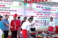 Bí thư Tỉnh ủy Cà Mau Nguyễn Hồ Hải (đeo kính) tham quan gian hàng chế biến bánh dân gian chiều 29/4.