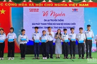 Đại diện Ủy ban Mặt trận Tổ quốc Việt Nam tỉnh Cà Mau trao học bổng cho học sinh xã Tân Bằng nhân chuyến về nguồn.