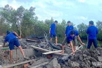 Đoàn thanh niên Cà Mau hỗ trợ ngày công lao động giúp chủ hộ đắp đất nền nhà, tiết kiệm xây dựng nhà mới.