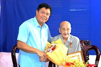 Ủy viên Trung ương Đảng, Bí thư Tỉnh ủy Cà Mau trao tặng Huy hiệu Đảng 75 năm và chúc mừng đồng chí Vũ Minh Chiếu.