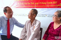 Bí thư Tỉnh ủy Cà Mau Nguyễn Hồ Hải (bìa trái) ân cần thăm hỏi sức khỏe đảng viên Trần Văn Trung.
