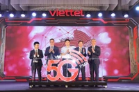 Các đại biểu khai trương mạng di động 5G dùng riêng.