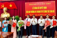 Lãnh đạo Thành ủy Cần Thơ trao các quyết định cho các bộ.