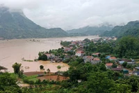 Nước lũ do ảnh hưởng của bão số 3 gây ngập cánh đồng rộng 100ha và bắt đầu gây ngập lụt tới nhà dân tại xã Nam Cường, huyện Chợ Đồn, tỉnh Bắc Kạn. (Ảnh: TUẤN SƠN)
