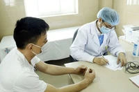 Tư vấn cho người bệnh tại Bệnh viện K. (Ảnh: nhandan.vn)