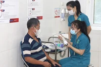 Điều trị cho người bệnh tại Bệnh viện đa khoa huyện Gia Lâm, Hà Nội. (Ảnh: FP Bệnh viện).