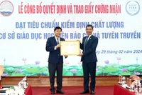 Trao Giấy chứng nhận đạt tiêu chuẩn chất lượng cơ sở giáo dục cho Học viện Báo chí và Tuyên truyền. Ảnh: AJC