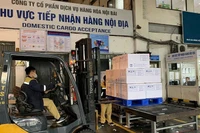 Vận chuyển vắc-xin phòng bệnh sởi đến các địa phương. (Ảnh Vũ Đoàn)