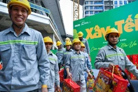 Công nhân phấn khởi khi được nhận quà Tết từ Chương trình "Xây Tết 2025" của Báo Nhân Dân. (Ảnh: THÀNH ĐẠT)