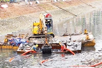 Công nhân dọn dẹp hai bên bờ sông, nạo vét, hút bùn, khơi thông luồng lạch.