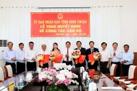 Lãnh đạo ủy ban nhân tỉnh cùng lãnh đạo Đài Phát thanh và Truyền hình tỉnh; Sở Y tế tặng hoa chúc mừng 4 cán bộ vừa được bổ nhiệm giữ các chức vụ chủ chốt của đơn vị, ngành mình.