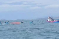 Ngư dân phối hợp Đồn Biên phòng Thanh Hải, huyện Ninh Hải (Ninh Thuận) kịp thời cứu các thuyền viên gặp nạn và đưa vào bờ an toàn. (Ảnh: Địa phương cung cấp)