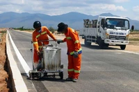 Đơn vị thi công dự án thành phần 1 đang khẩn trương hoàn tất những hạng mục cuối của tuyến đường.