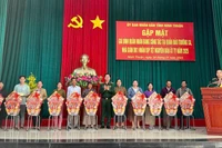 Đại diện Ban vận động đóng góp, ủng hộ Quỹ vì biển đảo Việt Nam tỉnh Ninh Thuận tặng quà cho các gia đình quân nhân đang công tác ở quần đảo Trường Sa và nhà giàn DK 1. (Ảnh: DANH TÀI)