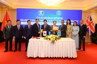 Lãnh đạo hai tập đoàn chứng kiến lễ ký biên bản và trao tặng phẩm lưu niệm