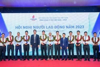 Lãnh đạo PV GAS tôn vinh, khen thưởng người lao động.