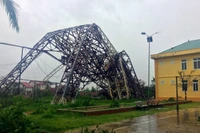 Cột ăng-ten của Đài Phát thanh-Truyền hình thị xã Kỳ Anh bị đổ trong cơn bão số 10 năm 2017 (Doksuri).