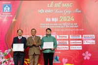 Ban tổ chức trao hai giải A Gian trưng bày đẹp tại Hội báo cho Báo Nhân Dân và Đài Phát thanh-Truyền hình Hà Nội.