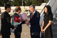 Đại sứ Việt Nam tại Hoa Kỳ Nguyễn Quốc Dũng và Đại sứ, Trưởng phái đoàn Việt Nam tại Liên hợp quốc Đặng Hoàng Giang đón Tổng Bí thư, Chủ tịch nước Tô Lâm và Phu nhân tại Sân bay quốc tế J.F Kennedy. Ảnh: Lâm Khánh/TTXVN