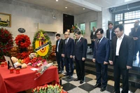 Phó Chủ tịch Quốc hội Nguyễn Đức Hải cùng các đại biểu viếng và chia buồn với các nạn nhân trong vụ khủng bố tại Liên bang Nga. (Ảnh: quochoi.vn)