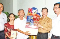  Lãnh đạo tỉnh An Giang tặng quà gia đình chính sách.