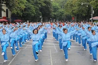 Hơn 2.000 người cao tuổi thành phố Hà Nội đồng diễn thể dục dưỡng sinh, ngày 25/9/2022. Ảnh: MẠNH TRƯỜNG