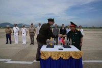 Đại diện phía Việt Nam bàn giao cho đại diện phía Hoa Kỳ một bộ hài cốt là một phần kết quả của Đợt tìm kiếm chung lần thứ 151. Ảnh: BNG