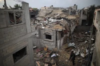 Các tòa nhà bị phá hủy sau cuộc không kích của Israel tại Dải Gaza ngày 25/12/2023. (Ảnh: THX/TTXVN)