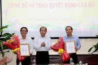 Phó Chủ tịch Ủy ban nhân dân tỉnh Đồng Tháp Đoàn Tấn Bửu trao quyết định cho ông Trần Tấn Lực (bìa phải) và ông Nguyễn Duy Trung. (Ảnh: NGUYỆT ÁNH) 
