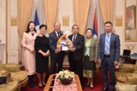 Đại sứ Việt Nam tại Pháp Đinh Toàn Thắng chúc mừng Đại sứ Lào Kham-Inh Khitchadeth nhân dịp Tết Bun Pi May. (Ảnh: MINH DUY)