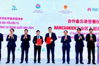 Trao Biên bản ghi nhớ hợp tác đầu tư giữa doanh nghiệp Trung Quốc với doanh nghiệp của thành phố Hải Phòng trong chương trình xúc tiến đầu tư tại Trung Quốc. (Ảnh: haiphong.gov.vn)