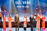 Bí thư Trung ương Đảng, Trưởng Ban Tuyên giáo Trung ương Nguyễn Trọng Nghĩa và Tổng Giám đốc Đài Truyền hình Việt Nam Lê Ngọc Quang trao giải Vàng tặng các tác giả.