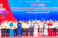 Biểu dương, tôn vinh và trao bằng khen tặng các lao động giỏi.
