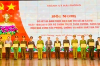 Bí thư Thành ủy Hải Phòng trao Bằng khen tặng các tập thể có thành tích xuất sắc trong công tác phòng, chống ma túy.