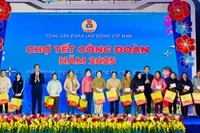Lãnh đạo Tổng Liên đoàn Lao động Việt Nam và thành phố Hải Phòng trao quà Tết tặng công nhân, lao động.
