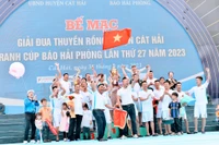 Niềm vui chiến thắng của các tay đua thuyền rồng trên biển Cát Bà năm 2023. (Ảnh: Cổng TTĐT thành phố Hải Phòng)